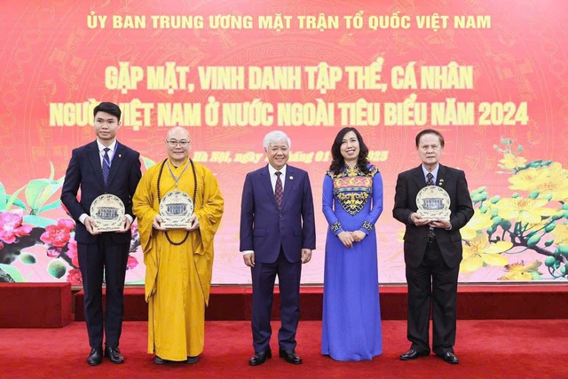 Chung dòng máu Lạc Hồng: ‘Đại sứ tâm linh’ trên đất Mỹ Chung dòng máu Lạc Hồng: ‘Đại sứ tâm linh’ trên đất Mỹ