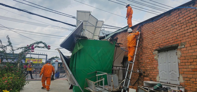 Xe bồn trộn bê tông lao vào tiệm làm tóc ở Củ Chi- Ảnh 3. Xe bồn trộn bê tông lao vào tiệm làm tóc ở Củ Chi- Ảnh 3.