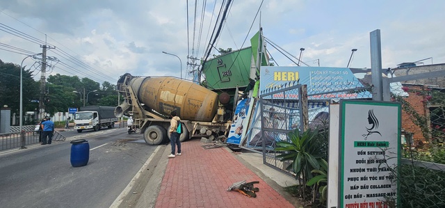 Xe bồn trộn bê tông lao vào tiệm làm tóc ở Củ Chi- Ảnh 2. Xe bồn trộn bê tông lao vào tiệm làm tóc ở Củ Chi- Ảnh 2.