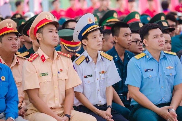 Thanh niên hỗ trợ lưu trữ tài liệu, sắp xếp trụ sở làm việc mới- Ảnh 2. Thanh niên hỗ trợ lưu trữ tài liệu, sắp xếp trụ sở làm việc mới- Ảnh 2.