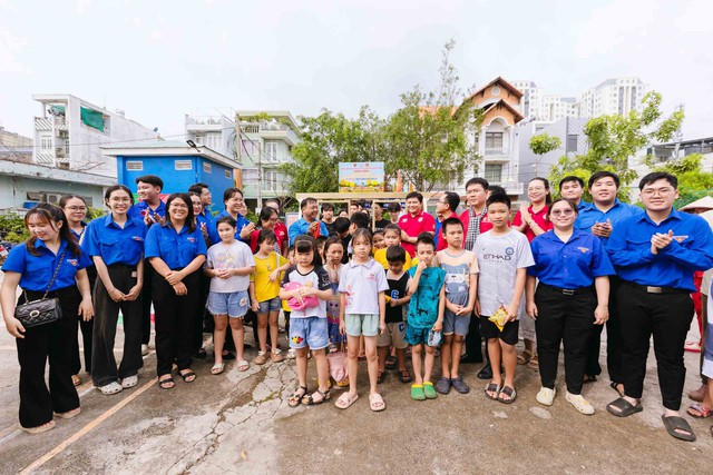 Thanh niên hỗ trợ lưu trữ tài liệu, sắp xếp trụ sở làm việc mới- Ảnh 3. Thanh niên hỗ trợ lưu trữ tài liệu, sắp xếp trụ sở làm việc mới- Ảnh 3.