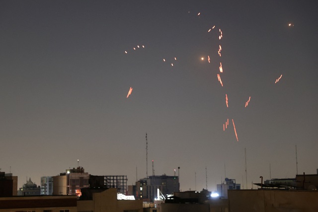 Israel: ‘Máy bay chúng tôi đang tự do quần thảo trên không phận Tehran’ Israel: ‘Máy bay chúng tôi đang tự do quần thảo trên không phận Tehran’