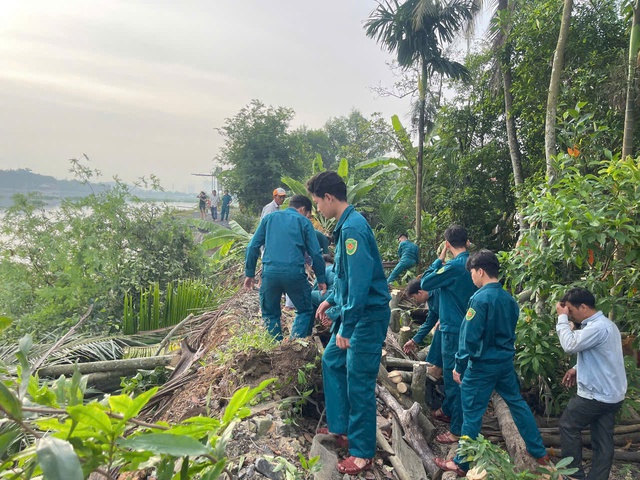 TP.HCM: Sạt lở bờ đê ở xã Bình Mỹ, hỗ trợ dân di dời tài sản- Ảnh 2. TP.HCM: Sạt lở bờ đê ở xã Bình Mỹ, hỗ trợ dân di dời tài sản- Ảnh 2.
