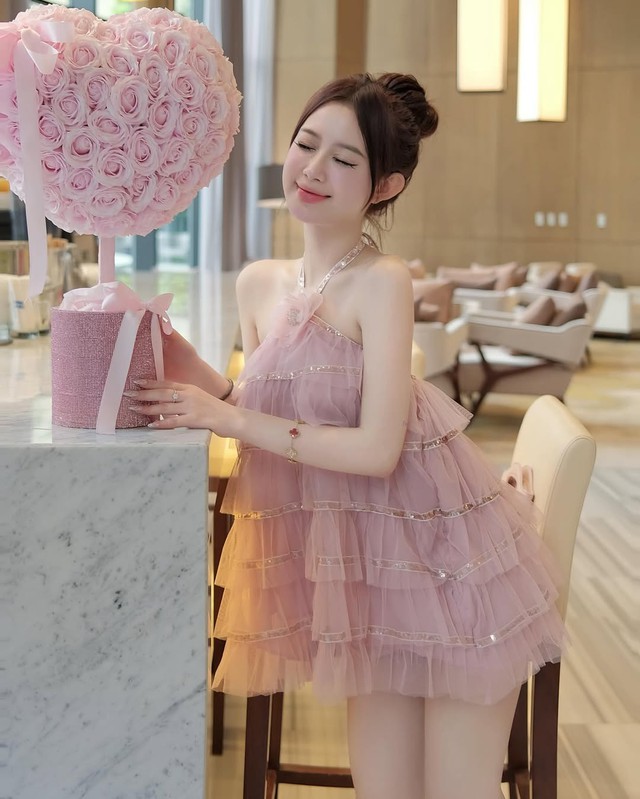 Váy voan tạo nét chấm phá bay bổng cho tủ đồ phái đẹp- Ảnh 6. Váy voan tạo nét chấm phá bay bổng cho tủ đồ phái đẹp- Ảnh 6.
