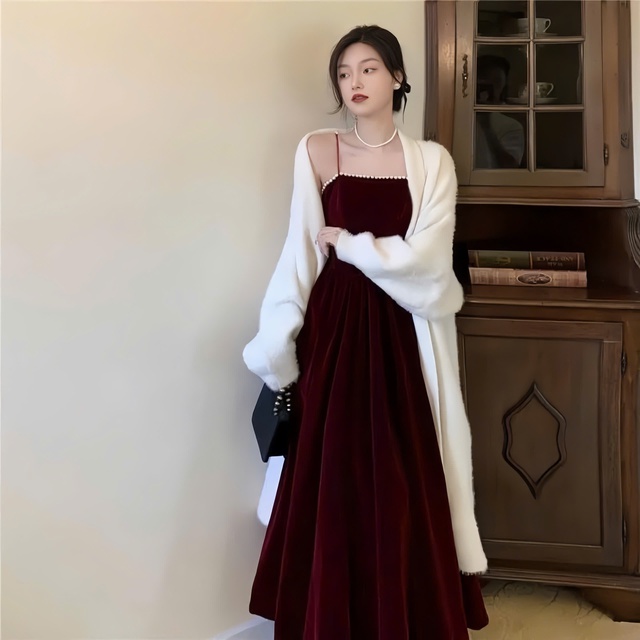 Tái hiện vẻ đẹp cổ điển với những chiếc váy nhung- Ảnh 6. Tái hiện vẻ đẹp cổ điển với những chiếc váy nhung- Ảnh 6.