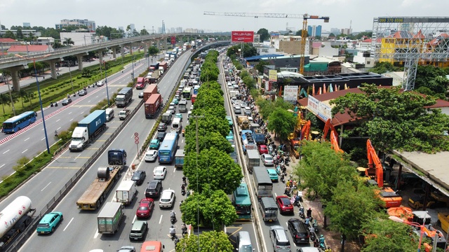 TP.HCM: Lượng xe tăng đột biến, ùn ứ kéo dài khu vực ngã tư Thủ Đức TP.HCM: Lượng xe tăng đột biến, ùn ứ kéo dài khu vực ngã tư Thủ Đức