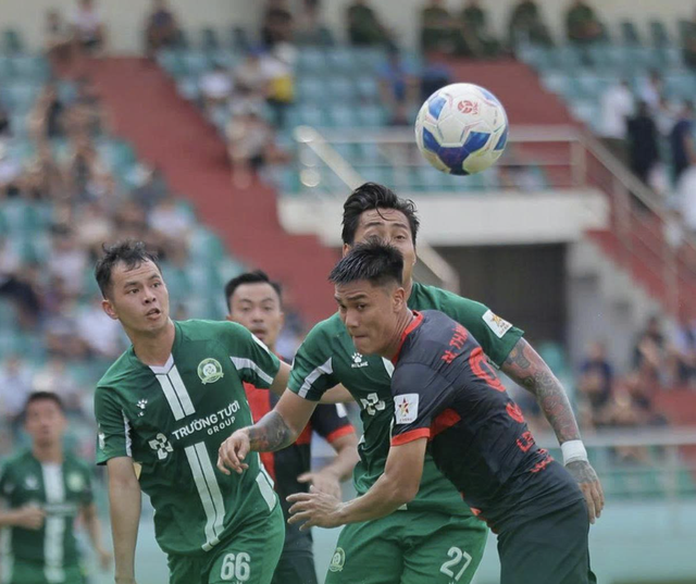Vắng Công Phượng, Bình Phước thua đậm Ninh Bình: Cuộc đua thăng hạng V-League căng hơn dây đàn- Ảnh 1. Vắng Công Phượng, Bình Phước thua đậm Ninh Bình: Cuộc đua thăng hạng V-League căng hơn dây đàn- Ảnh 1.