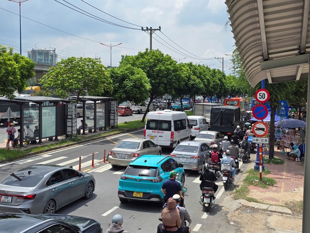 TP.HCM: Đang ùn ứ kéo dài khu vực ngã tư Thủ Đức - Ảnh 2.