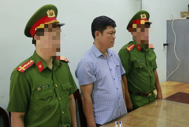 Bình Phước: Bắt tạm giam cựu Chánh văn phòng UBND H.Bù Đăng Bình Phước: Bắt tạm giam cựu Chánh văn phòng UBND H.Bù Đăng