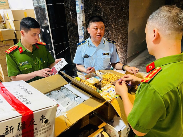 Công an Hà Nội truy quét hàng giả ở La Phù Công an Hà Nội truy quét hàng giả ở La Phù