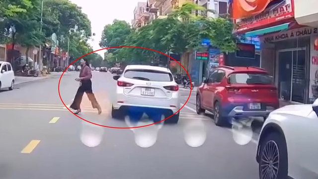 Ngang nhiên đỗ ô tô giữa đường rồi bỏ đi, nữ tài xế gây phẫn nộ Ngang nhiên đỗ ô tô giữa đường rồi bỏ đi, nữ tài xế gây phẫn nộ