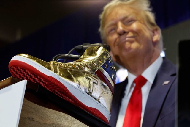 Ông Trump kiếm bộn tiền nhờ bán những sản phẩm gắn tên tuổi Ông Trump kiếm bộn tiền nhờ bán những sản phẩm gắn tên tuổi