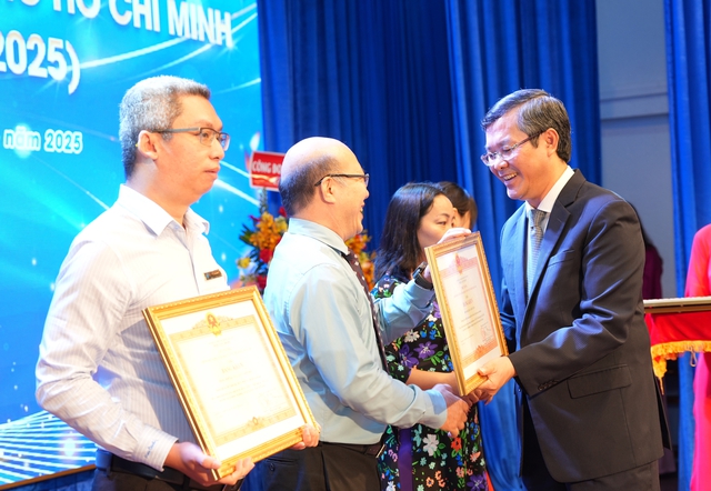 Thứ trưởng Bộ GD-ĐT Nguyễn Văn Phúc dự kỷ niệm 35 năm thành lập trường cũ Thứ trưởng Bộ GD-ĐT Nguyễn Văn Phúc dự kỷ niệm 35 năm thành lập trường cũ
