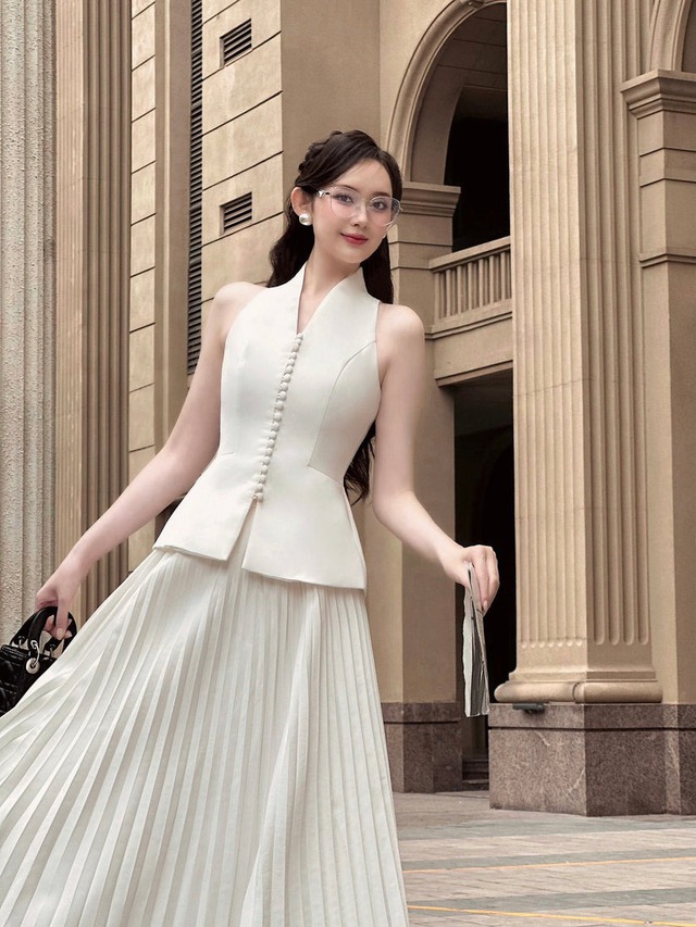 Tạo điểm nhấn cho eo thon với áo peplum trắng- Ảnh 3. Tạo điểm nhấn cho eo thon với áo peplum trắng- Ảnh 3.