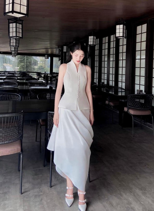 Tạo điểm nhấn cho eo thon với áo peplum trắng- Ảnh 4. Tạo điểm nhấn cho eo thon với áo peplum trắng- Ảnh 4.