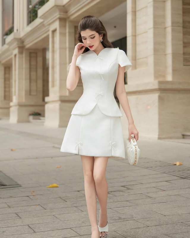 Tạo điểm nhấn cho eo thon với áo peplum trắng- Ảnh 7. Tạo điểm nhấn cho eo thon với áo peplum trắng- Ảnh 7.
