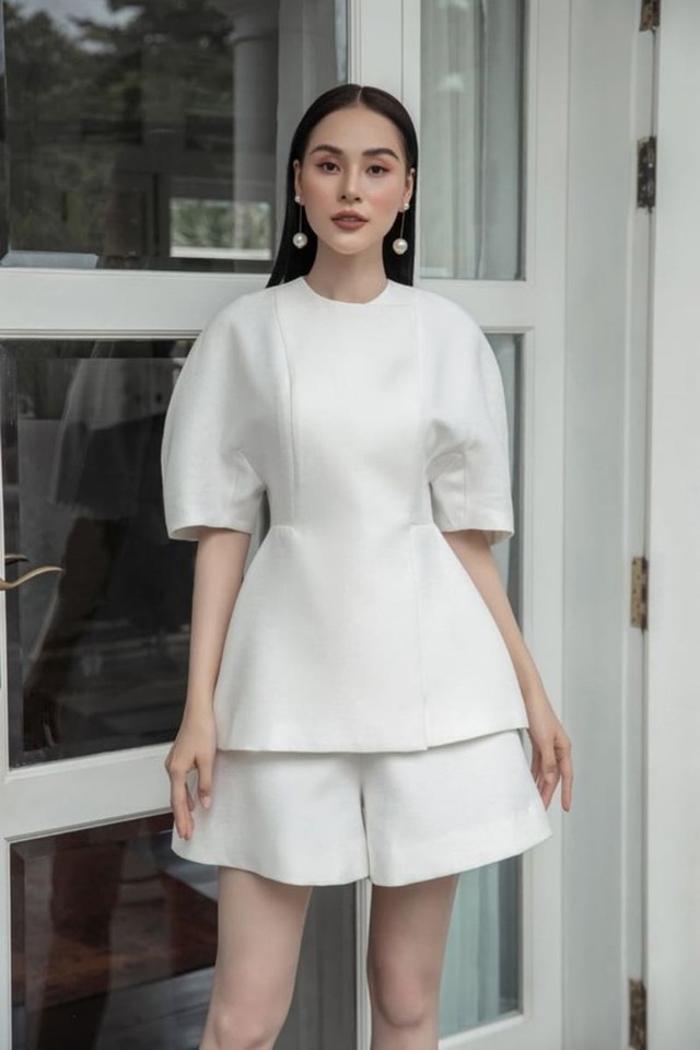 Tạo điểm nhấn cho eo thon với áo peplum trắng Tạo điểm nhấn cho eo thon với áo peplum trắng