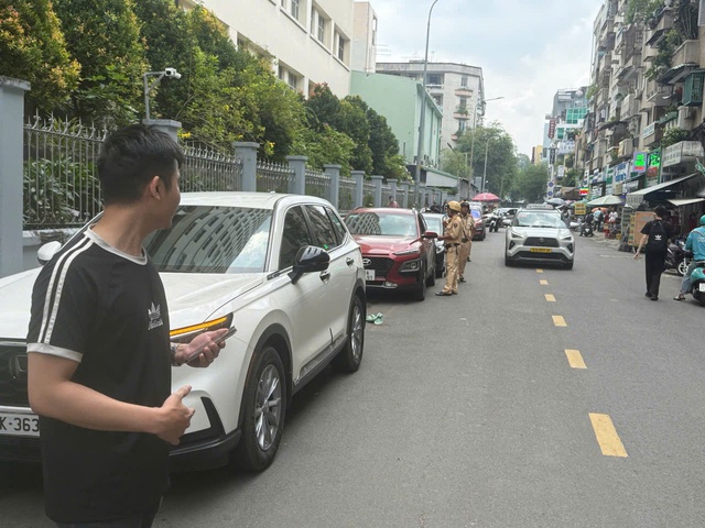 CSGT xử lý hàng chục ô tô dừng đỗ quanh Bệnh viện Đại học Y Dược TP.HCM- Ảnh 2. CSGT xử lý hàng chục ô tô dừng đỗ quanh Bệnh viện Đại học Y Dược TP.HCM- Ảnh 2.