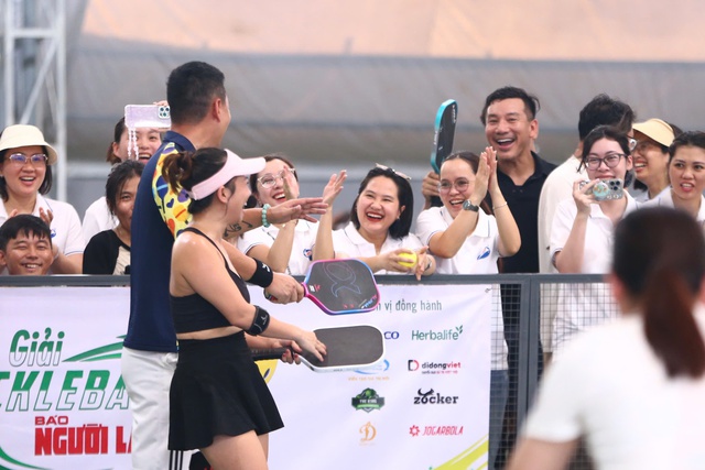 Diễn viên Bình Minh tạo sức hút đặc biệt trên sân pickleball- Ảnh 3. Diễn viên Bình Minh tạo sức hút đặc biệt trên sân pickleball- Ảnh 3.