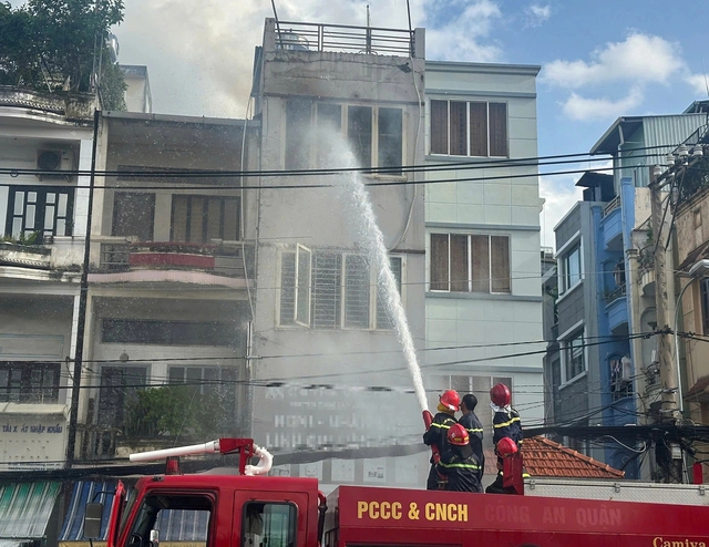 Cháy nhà dân ở Tân Bình, lính cứu hỏa leo mái nhà đập kính chữa cháy- Ảnh 2. Cháy nhà dân ở Tân Bình, lính cứu hỏa leo mái nhà đập kính chữa cháy- Ảnh 2.