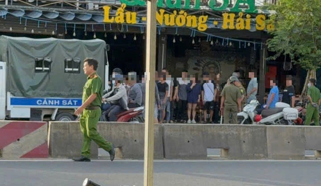 Công an dựng lại hiện trường vụ xô xát trong quán ăn ở Hóc Môn Công an dựng lại hiện trường vụ xô xát trong quán ăn ở Hóc Môn