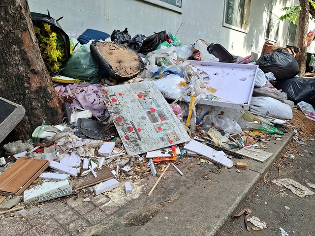 Bạn đọc viết: Những bãi rác tự phát tràn lan trên đường - Ảnh 1.