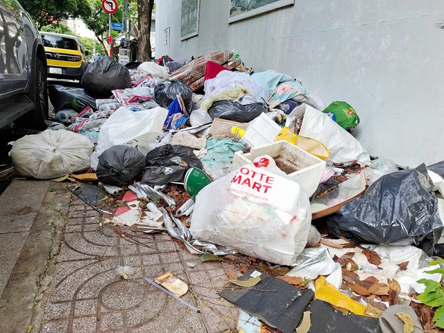 Bạn đọc viết: Những bãi rác tự phát tràn lan trên đường - Ảnh 2.