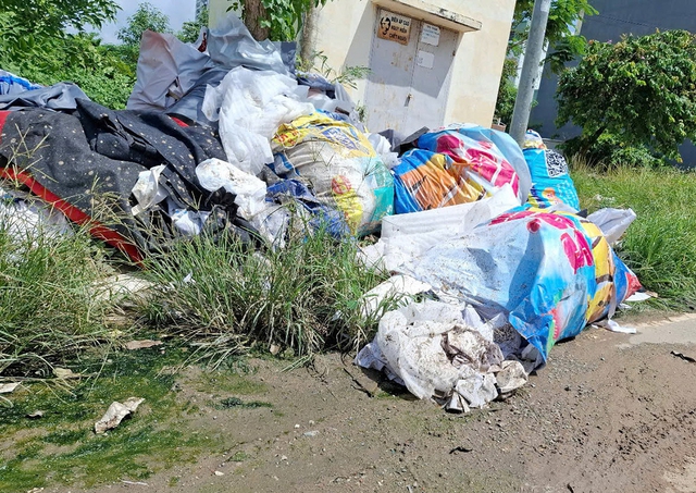 Bạn đọc viết: Những bãi rác tự phát tràn lan trên đường - Ảnh 3.