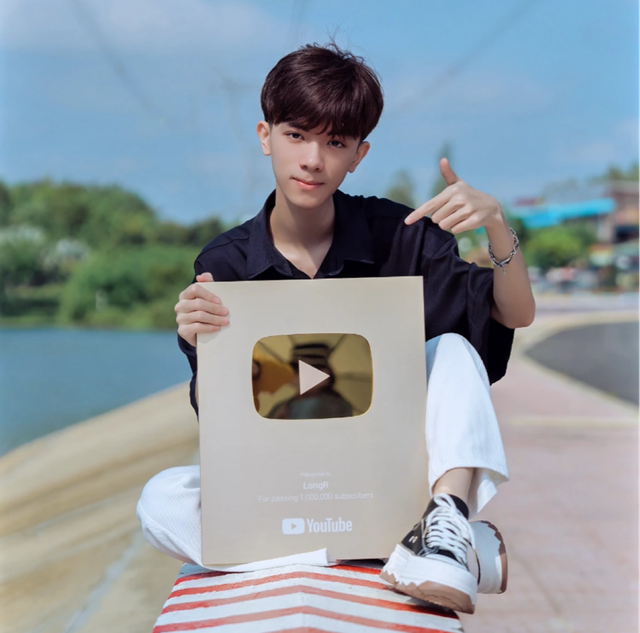 Chàng trai 18 tuổi đạt nút vàng và 3 nút bạc YouTube nhờ làm nội dung game - Ảnh 2.