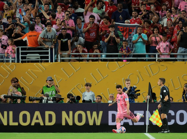 Hơn 60.000 khán giả đến sân Hard Rock, ‘ma thuật’ của Messi đã giải cứu FIFA Hơn 60.000 khán giả đến sân Hard Rock, ‘ma thuật’ của Messi đã giải cứu FIFA