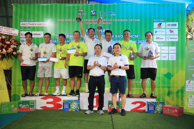 3 ngôi vô địch đổi chủ tại giải quần vợt ‘Hội thao những người làm báo TP.HCM'- Ảnh 9. 3 ngôi vô địch đổi chủ tại giải quần vợt ‘Hội thao những người làm báo TP.HCM'- Ảnh 9.