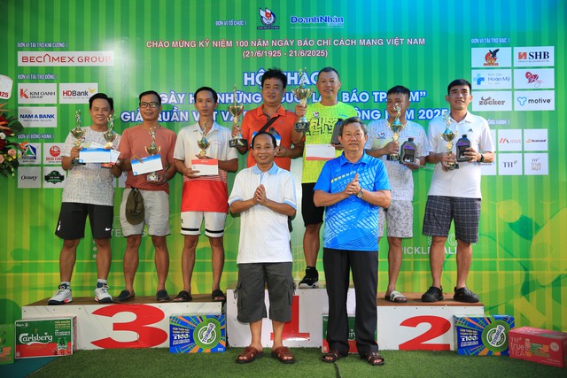 3 ngôi vô địch đổi chủ tại giải quần vợt ‘Hội thao những người làm báo TP.HCM'- Ảnh 5. 3 ngôi vô địch đổi chủ tại giải quần vợt ‘Hội thao những người làm báo TP.HCM'- Ảnh 5.