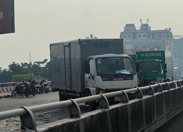 TP.HCM: Tai nạn trên cầu Bình Lợi, người bán trái cây tử vong- Ảnh 2. TP.HCM: Tai nạn trên cầu Bình Lợi, người bán trái cây tử vong- Ảnh 2.