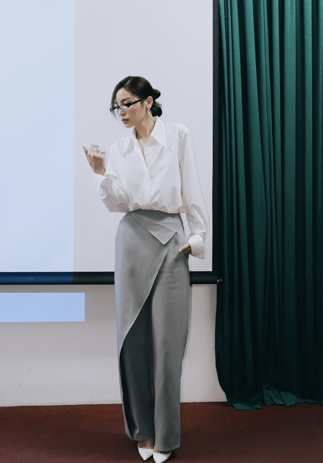 Chuẩn quý cô thanh lịch nhờ diện áo sơ mi trắng - Ảnh 4.