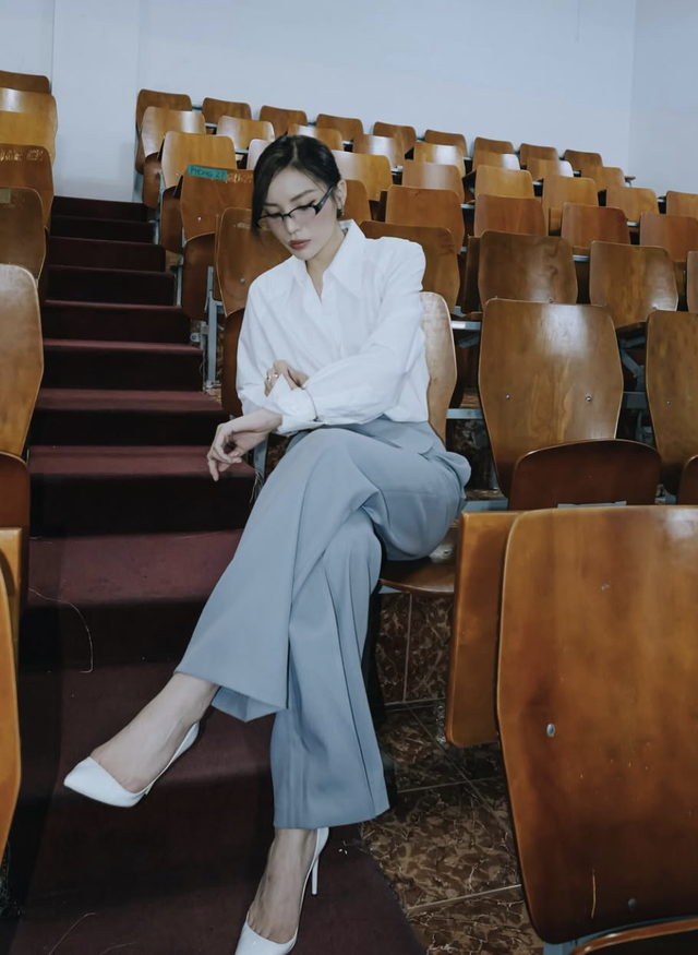 Chuẩn quý cô thanh lịch nhờ diện áo sơ mi trắng - Ảnh 5.