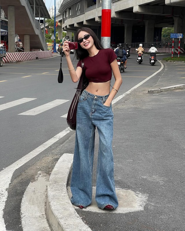 Diện quần jeans ống loe cho thời trang mùa hè sành điệu hơn bao giờ hết- Ảnh 2. Diện quần jeans ống loe cho thời trang mùa hè sành điệu hơn bao giờ hết- Ảnh 2.