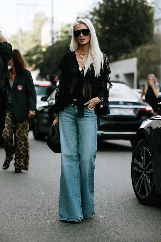 Diện quần jeans ống loe cho thời trang mùa hè sành điệu hơn bao giờ hết- Ảnh 6. Diện quần jeans ống loe cho thời trang mùa hè sành điệu hơn bao giờ hết- Ảnh 6.