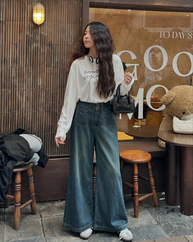 Diện quần jeans ống loe cho thời trang mùa hè sành điệu hơn bao giờ hết- Ảnh 8. Diện quần jeans ống loe cho thời trang mùa hè sành điệu hơn bao giờ hết- Ảnh 8.