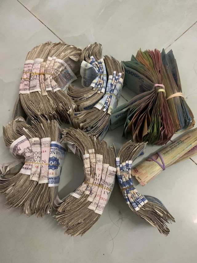 Người phụ nữ gom tiền lẻ mua vàng: Tích tiểu thành đại là có thật Người phụ nữ gom tiền lẻ mua vàng: Tích tiểu thành đại là có thật