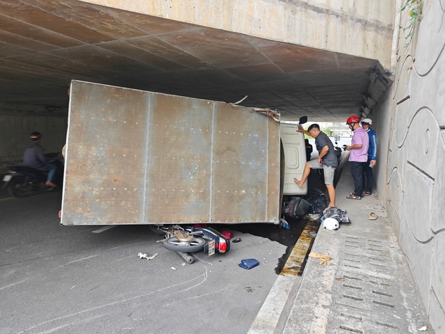 TP.HCM: Xe tải lật đè 2 xe máy trong hầm chui, 3 người bị thương - Ảnh 2.