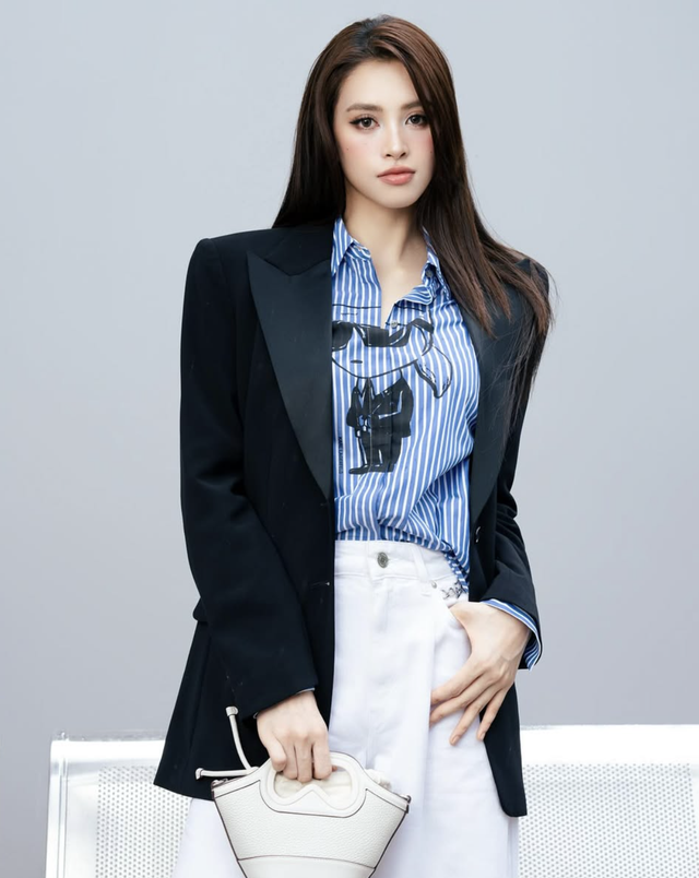 Áo sơ mi kẻ sọc luôn là lựa chọn thời thượng nhất- Ảnh 7.