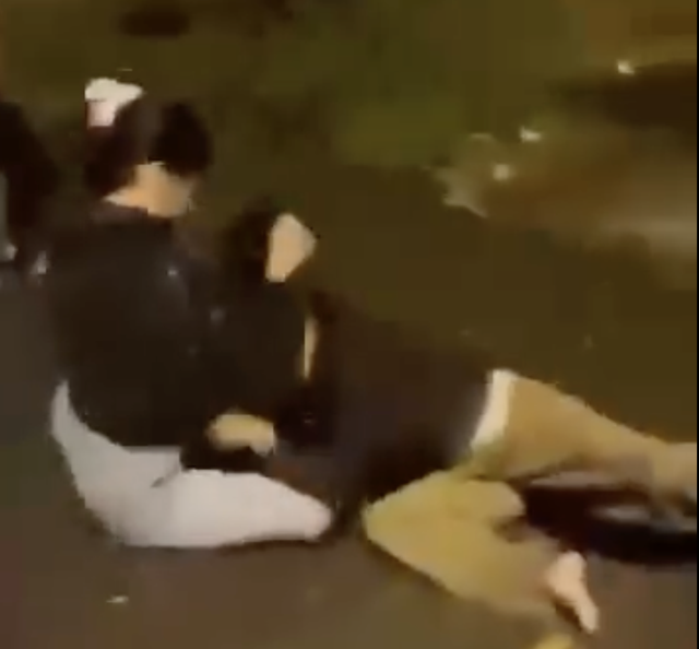 Vụ cô gái 19 tuổi bị đánh hội đồng: ‘Chỉ vì nhìn thấy ghét’? Vụ cô gái 19 tuổi bị đánh hội đồng: ‘Chỉ vì nhìn thấy ghét’?