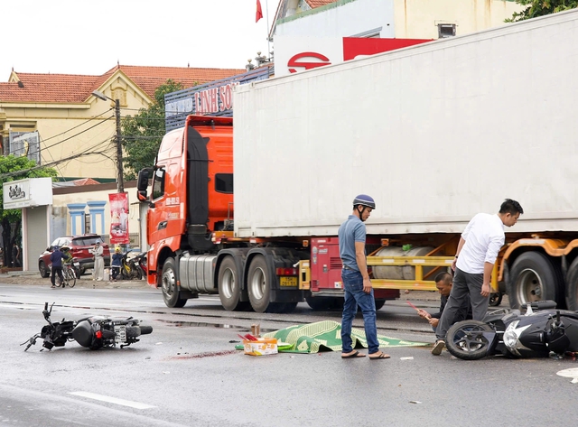 Quảng Bình: Tai nạn 1 người tử vong, đang xác minh sự liên can của xe container Quảng Bình: Tai nạn 1 người tử vong, đang xác minh sự liên can của xe container