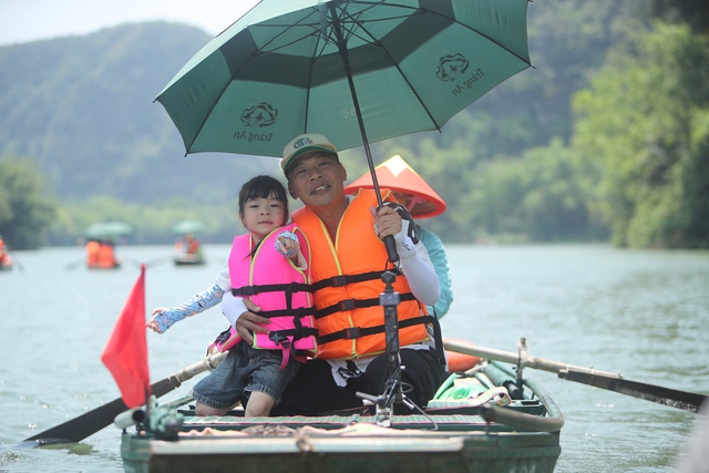 'Giang hồ màn ảnh' Duy Hưng đến Ninh Bình... đấu vật - Ảnh 3. 'Giang hồ màn ảnh' Duy Hưng đến Ninh Bình... đấu vật - Ảnh 3.