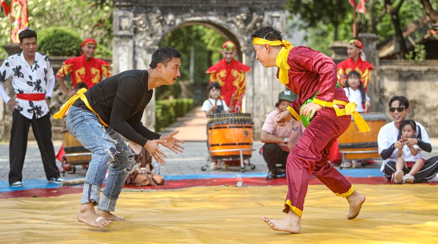 'Giang hồ màn ảnh' Duy Hưng đến Ninh Bình... đấu vật - Ảnh 5. 'Giang hồ màn ảnh' Duy Hưng đến Ninh Bình... đấu vật - Ảnh 5.