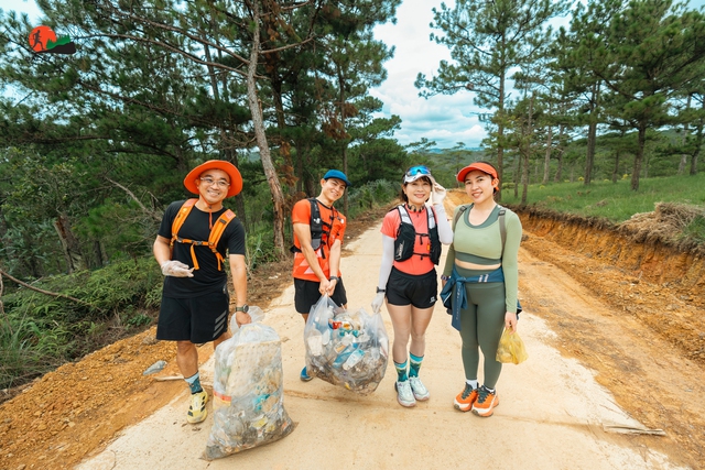 Tưởng chỉ chạy bộ, nhóm runner bất ngờ lôi về gần 50 kg rác từ trong rừng- Ảnh 2. Tưởng chỉ chạy bộ, nhóm runner bất ngờ lôi về gần 50 kg rác từ trong rừng- Ảnh 2.