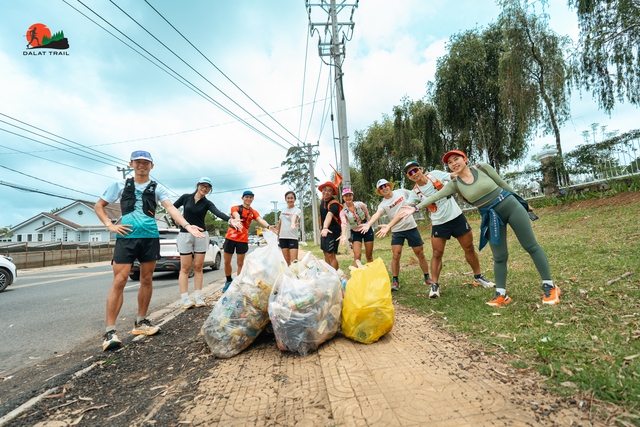 Tưởng chỉ chạy bộ, nhóm runner bất ngờ lôi về gần 50 kg rác từ trong rừng- Ảnh 5. Tưởng chỉ chạy bộ, nhóm runner bất ngờ lôi về gần 50 kg rác từ trong rừng- Ảnh 5.