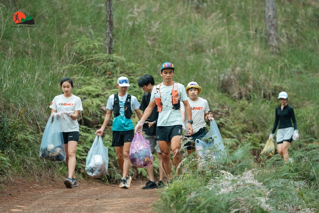 Tưởng chỉ chạy bộ, nhóm runner bất ngờ lôi về gần 50 kg rác từ trong rừng- Ảnh 4. Tưởng chỉ chạy bộ, nhóm runner bất ngờ lôi về gần 50 kg rác từ trong rừng- Ảnh 4.