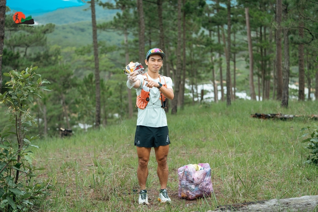 Tưởng chỉ chạy bộ, nhóm runner bất ngờ lôi về gần 50 kg rác từ trong rừng Tưởng chỉ chạy bộ, nhóm runner bất ngờ lôi về gần 50 kg rác từ trong rừng