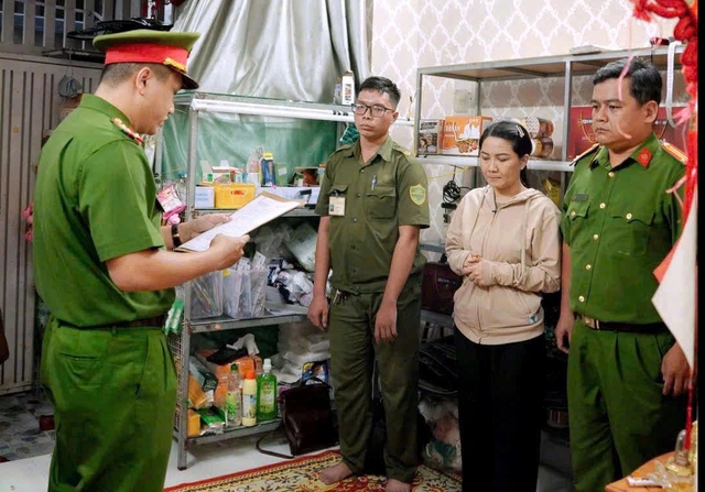 Tạm giam nữ bị can livestream bán hơn 72 tỉ đồng về hành vi trốn thuế Tạm giam nữ bị can livestream bán hơn 72 tỉ đồng về hành vi trốn thuế